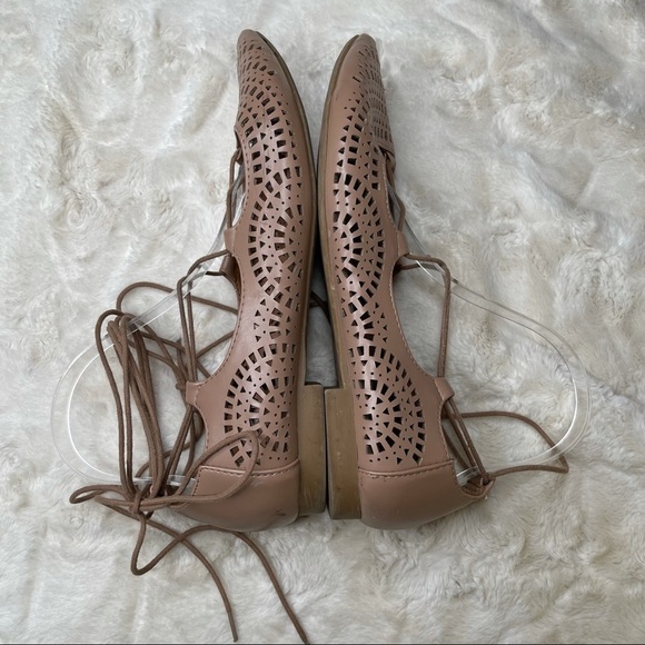 Mossimo Women’s Laser Cut Pointed Toe Shoe - Picture 7 of 10